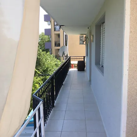 Surf House Rose I Po3a L غولدن ساندز